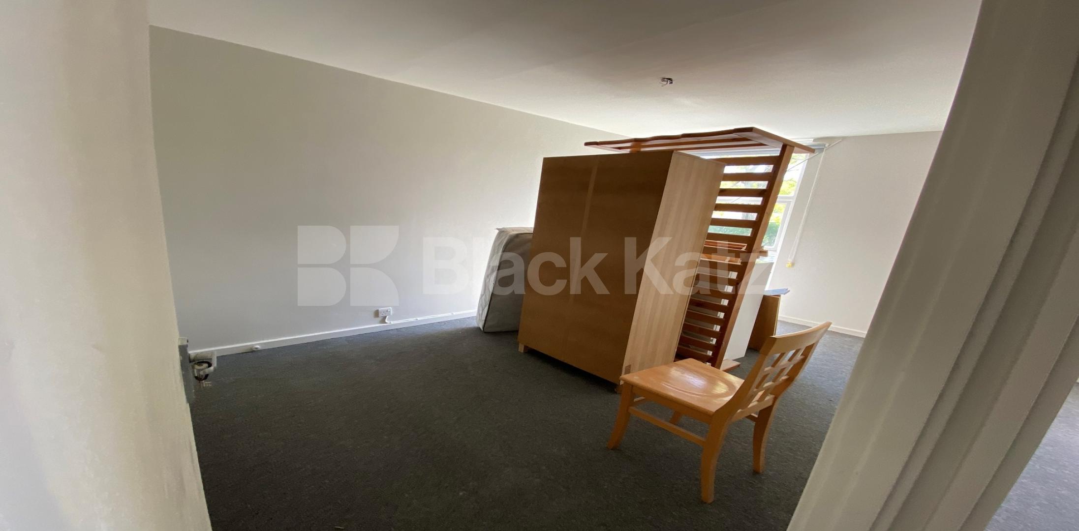 			LET , 4 Bedroom, 1 bath, 1 reception House			 Cottage Grove, Clapham North